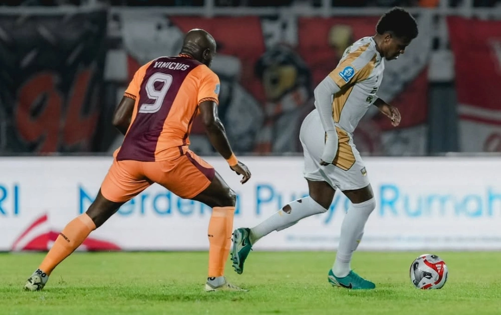 Striker Borneo FC Joel Vinicius (kiri) mencoba merebut bola dari pemain Dewa United, Rabu (5/11/2025). [Instagram @dewaunitedfc]